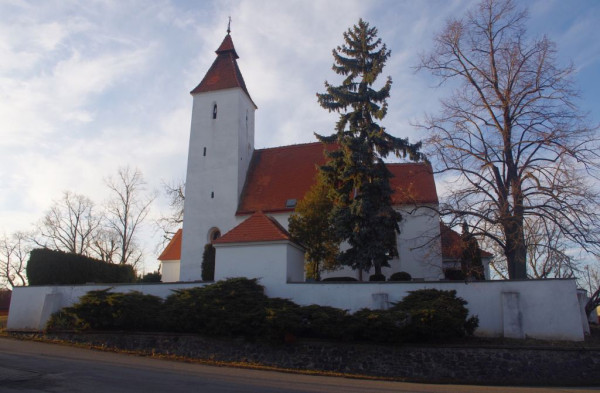 Kostel od JV / Pohled na kostel Narození sv.Jana Křtitele od jihovýchodu, od obecního úřadu, březen 2018.