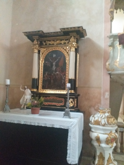 Sv. Petr a Pavel Svojšín / interiér - levý boční oltář (renesanční, s věnováním donátora, restaurován v r.2021)