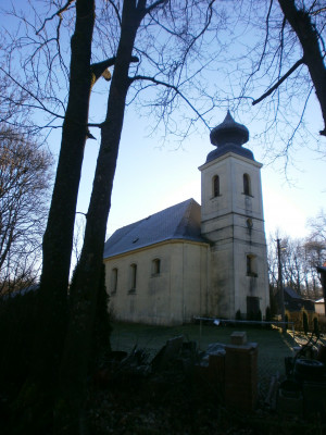 Kostel Nanebevzetí Panny Marie / Pozdně barokní jednolodní stavba z konce 18. století, kulturní památka postavená 1790 - 1795 stavitelem Michlem Rehnem na místě staršího hřbitovního kostela.